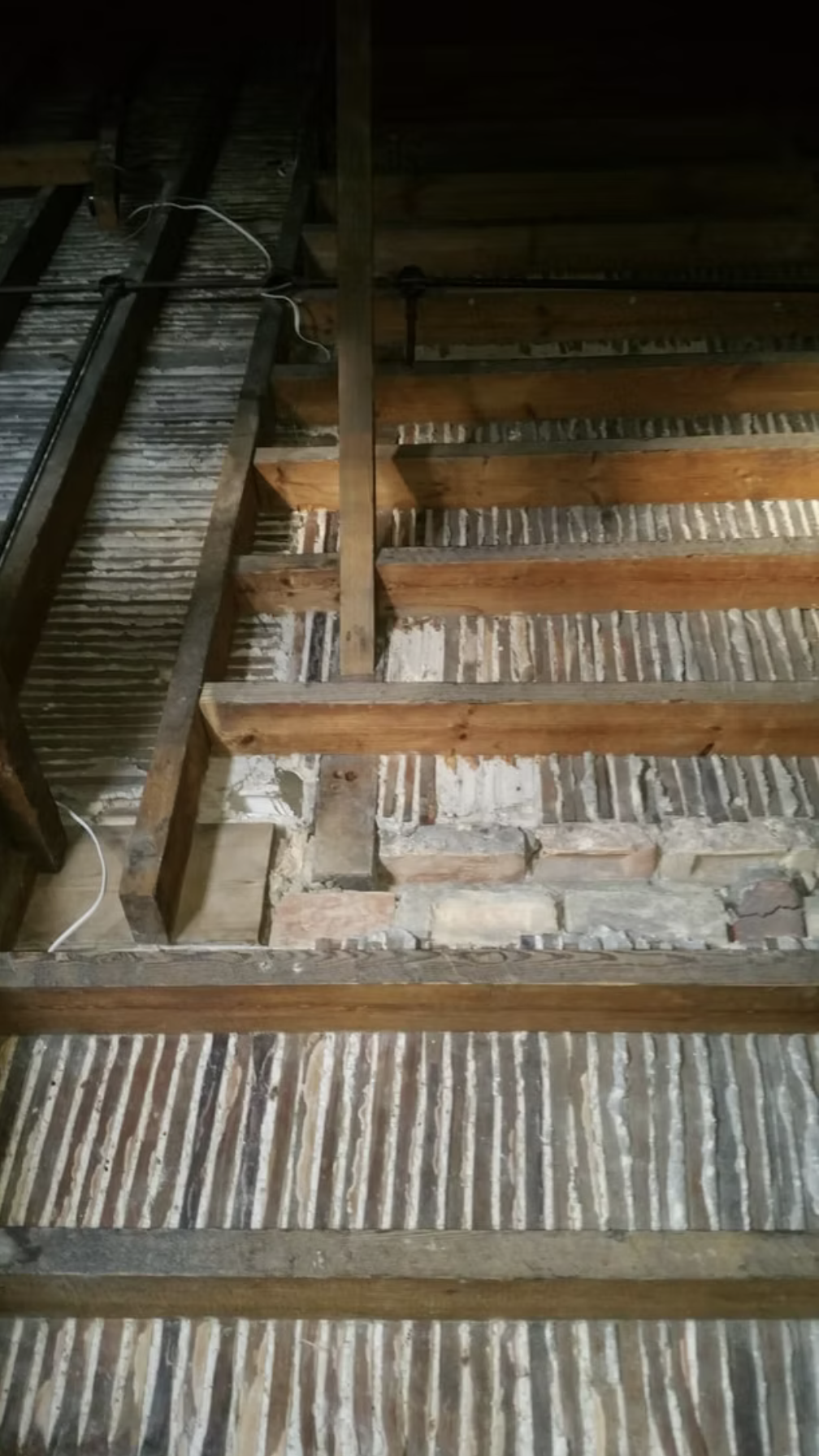 Asbestos laven plaster Debris removal from laven plaster in loft space